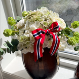 Bukett med hvite blomster og frisk grønfarge